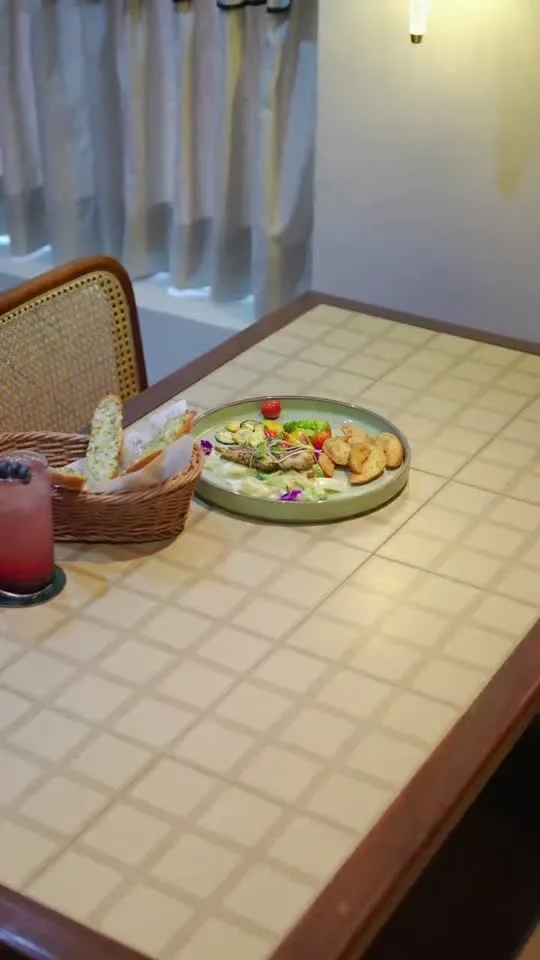 A café in motion